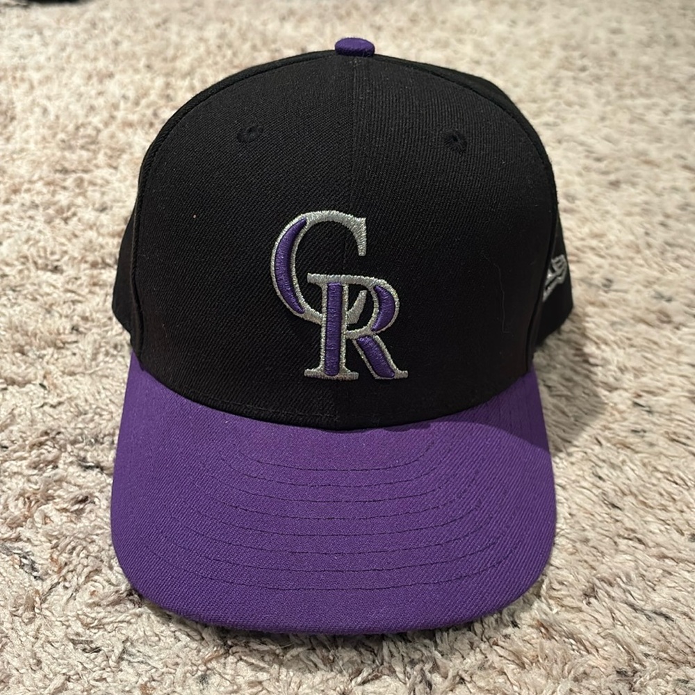 Basically brand new, barely worn Colorado Rockies fitted hat Size 7 1/4